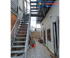 cầu thang sắt thoát hiểm ngoài trời